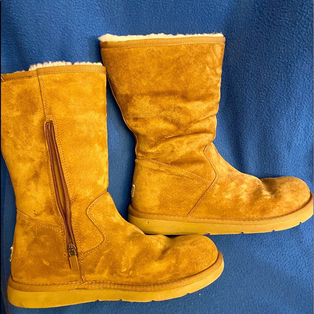 UGG Boots size 9 ladies.  Great shape, color!
